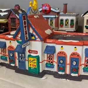Snow Village - The Honeymooner Motel (In original box)